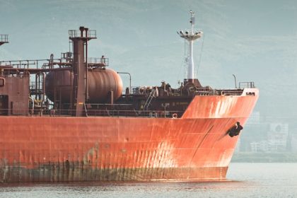 النفط العالمي يتراجع دون مستوى 100 دولار